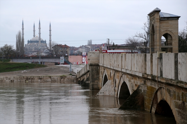 Tunca Nehri'ndeki taşkın Er Meydanı'nı sular altında bıraktı